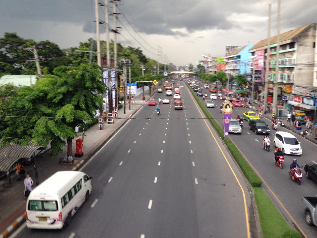 profirmware's tweet photo. @js100radio ทิศทางไป-กลับ หน้าวัดพระศรีฯ ยังคล่องตัวอยู่นะครับ แต่ตอนนี้เริ่มมืดลมแรง เดินทางด้วยความระมัดระวังนะครับ http://t.co/eAfJDATnEj