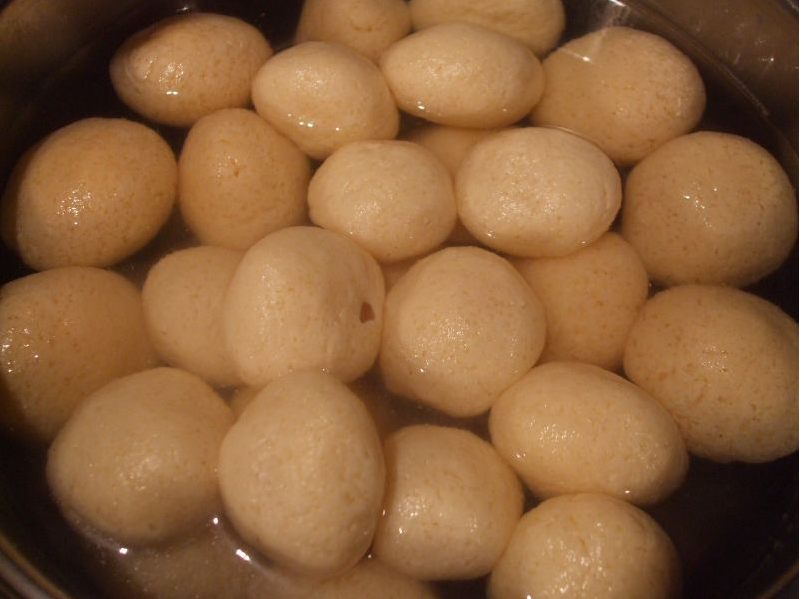 _imonlyindian's tweet photo. Have sweetest day #RasagolaDibasa today here its for all #WowHR @khalidraza9 @Archnahr @shamikv @methehr @pooja_a19 http://t.co/9JgD4mKgKa
