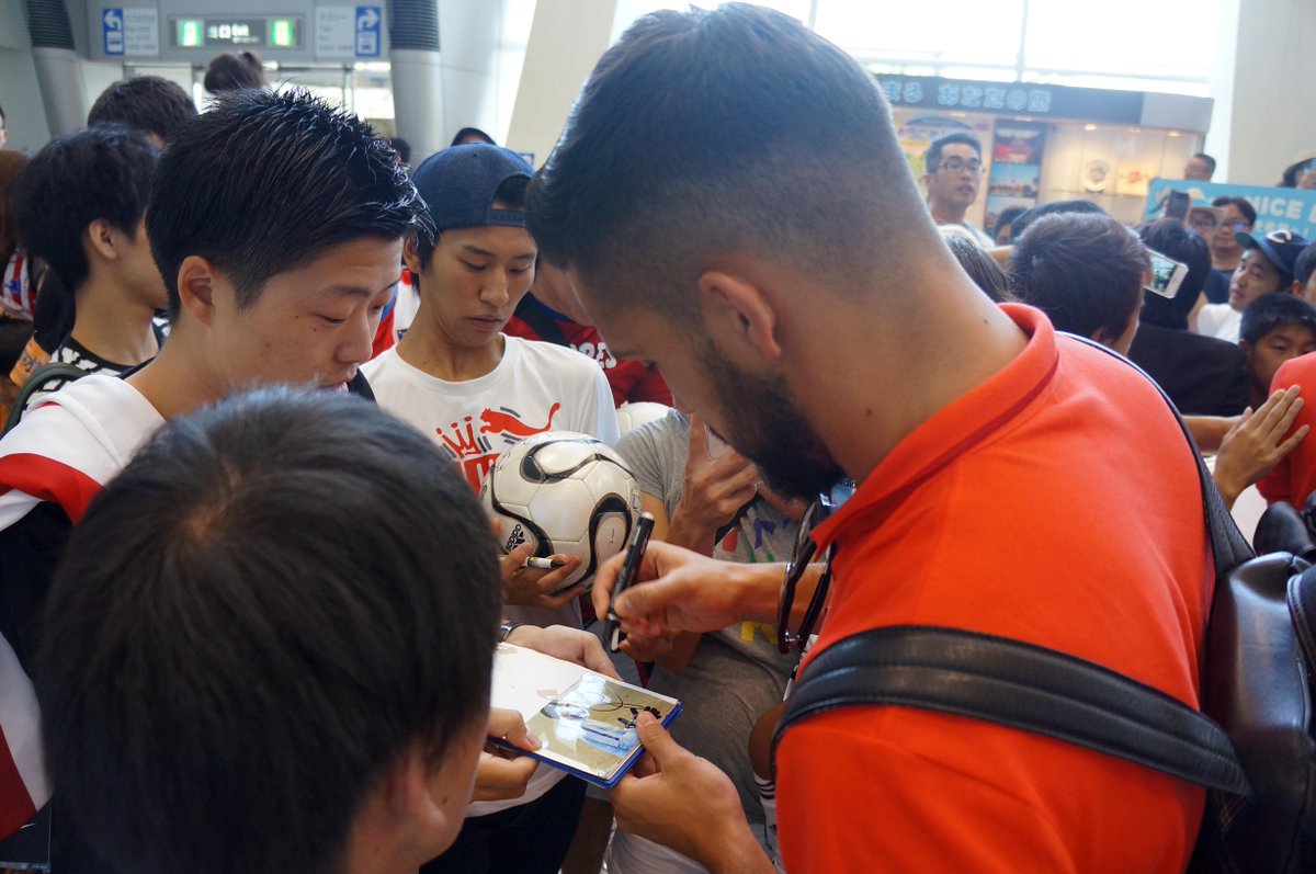 Atleti's tweet photo. Nuestros jugadores han agradecido el apoyo de los seguidores firmando autógrafos y sacándose fotos #LaLigaWorld http://t.co/sukbvBr6rq