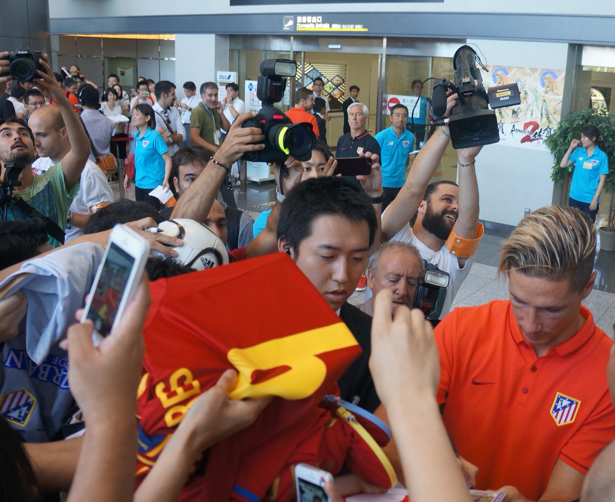 Atleti's tweet photo. Nuestros jugadores han agradecido el apoyo de los seguidores firmando autógrafos y sacándose fotos #LaLigaWorld http://t.co/sukbvBr6rq