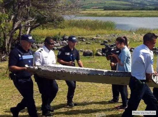 worldnewsdotcom's tweet photo. #MH370 Hunters Probe #aircraft Part Found on Reunion Island http://t.co/VOsdSX1dcC
#MH370Missing #MissingAircraft http://t.co/X6j371qDx4