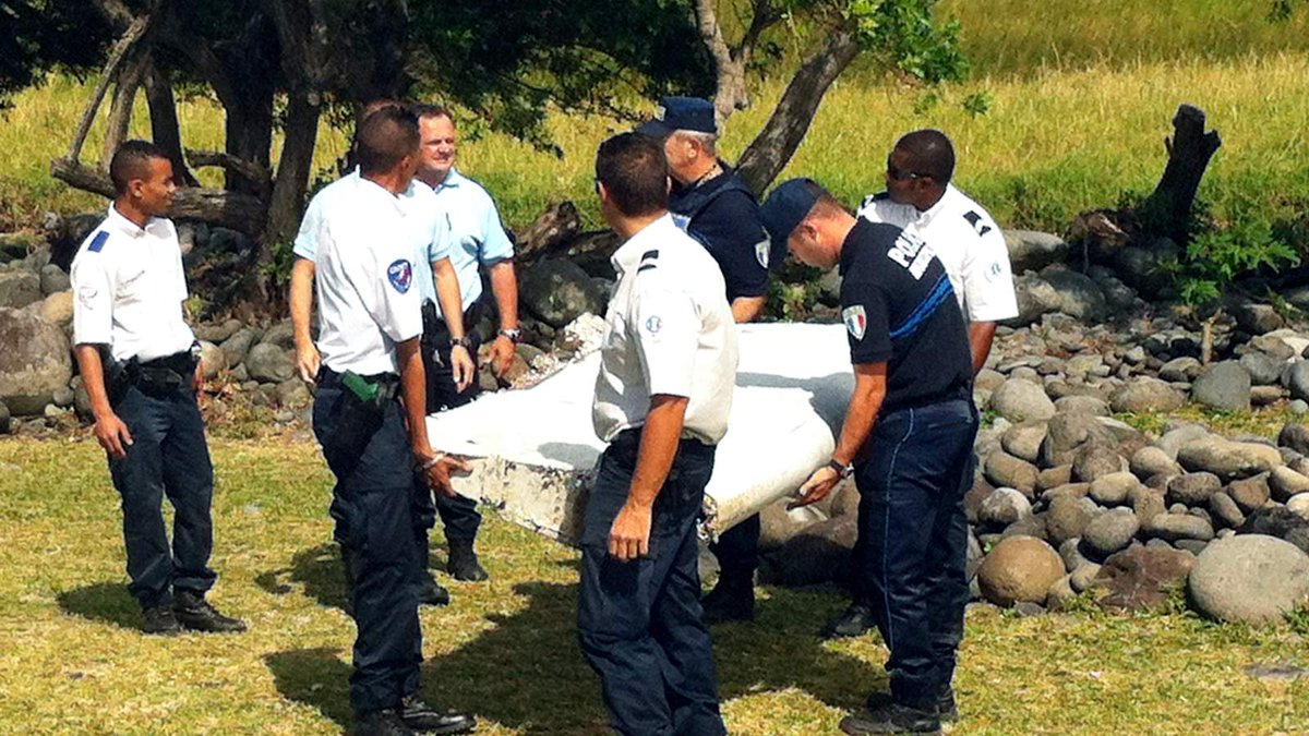 SkyNews's tweet photo. Large piece of debris washed ashore could be from missing airliner MH370 http://t.co/v9oUaNbfoh http://t.co/NjUBPYI44I
