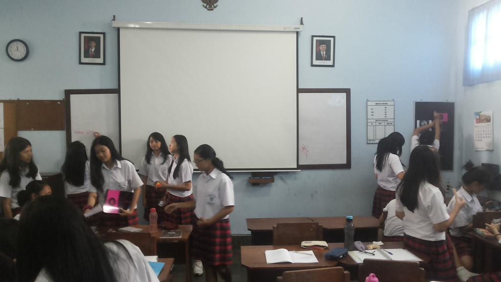 Evanore udah sebar brosur dikelas masing masing. Ayo, jangan lupa daftar💃