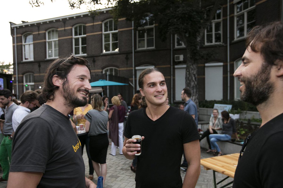 shertogenbosch's tweet photo. Jaap nodigde Jeroen uit voor ‘n barbecue met zijn vrienden. Wie nodig jij uit deze zomer? http://t.co/LKrCSh6Qx2 http://t.co/ZnduubazWE