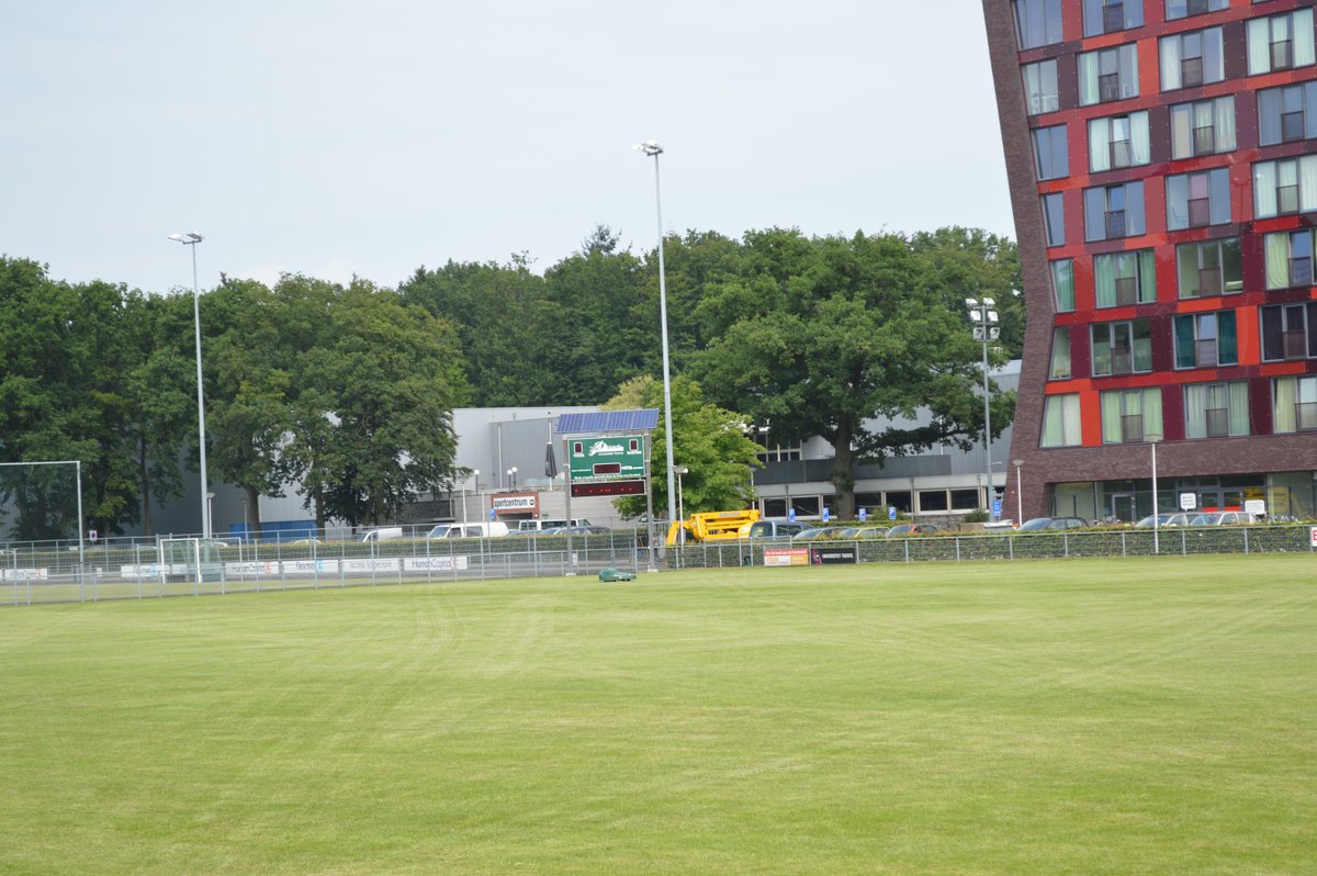 KrinkelsBV's tweet photo. #robotmaaier doet het werk! #sportvelden #UTtwente @UTwente http://t.co/mNa8XAY9GP