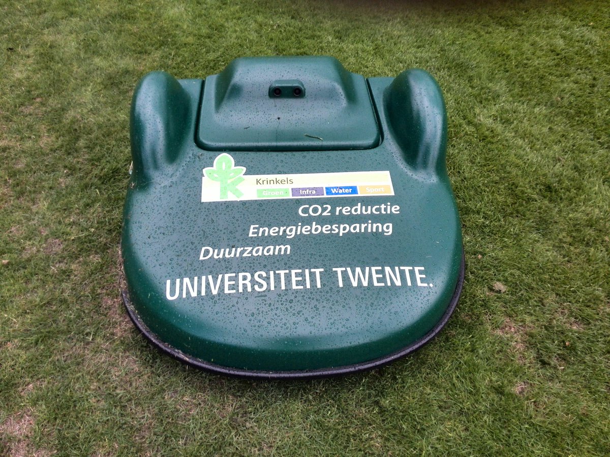 KrinkelsBV's tweet photo. #robotmaaier doet het werk! #sportvelden #UTtwente @UTwente http://t.co/mNa8XAY9GP