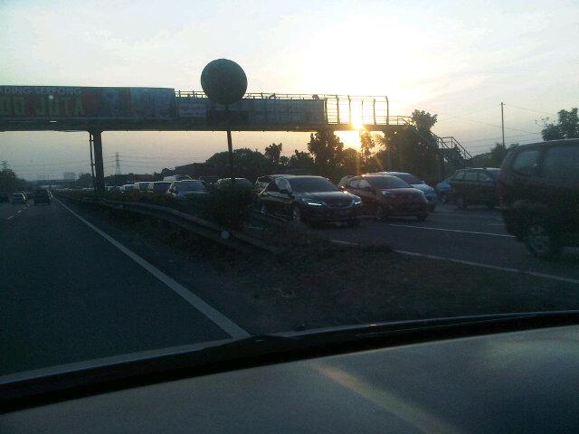 Keemacettan d toll tangerng jakarta dri pintu toll bitung smpi Gt krng tngah pdt merayaap <a href="/RadioElshinta/">Radio Elshinta</a>