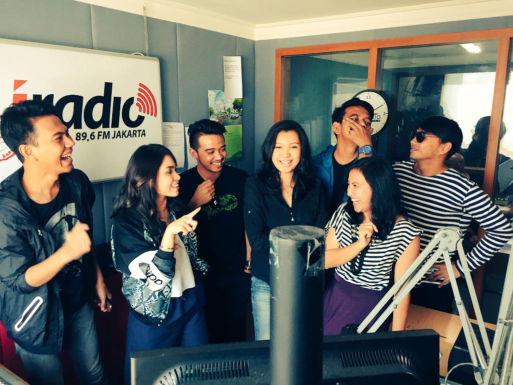 Sinta_ir's tweet photo. Keseruan #SatuJamBersamaGeisha with putri alm Rinto Harahap @mitamelanie @geishaindonesia @MoMo_GEISHA @Iradiojakarta http://t.co/ssU6GSZBIk