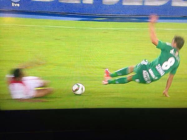 TNLdotcom's tweet photo. A Rapid Vienna player was sent off for making this challenge last night. You can see why... http://t.co/MMDAYIMdy1