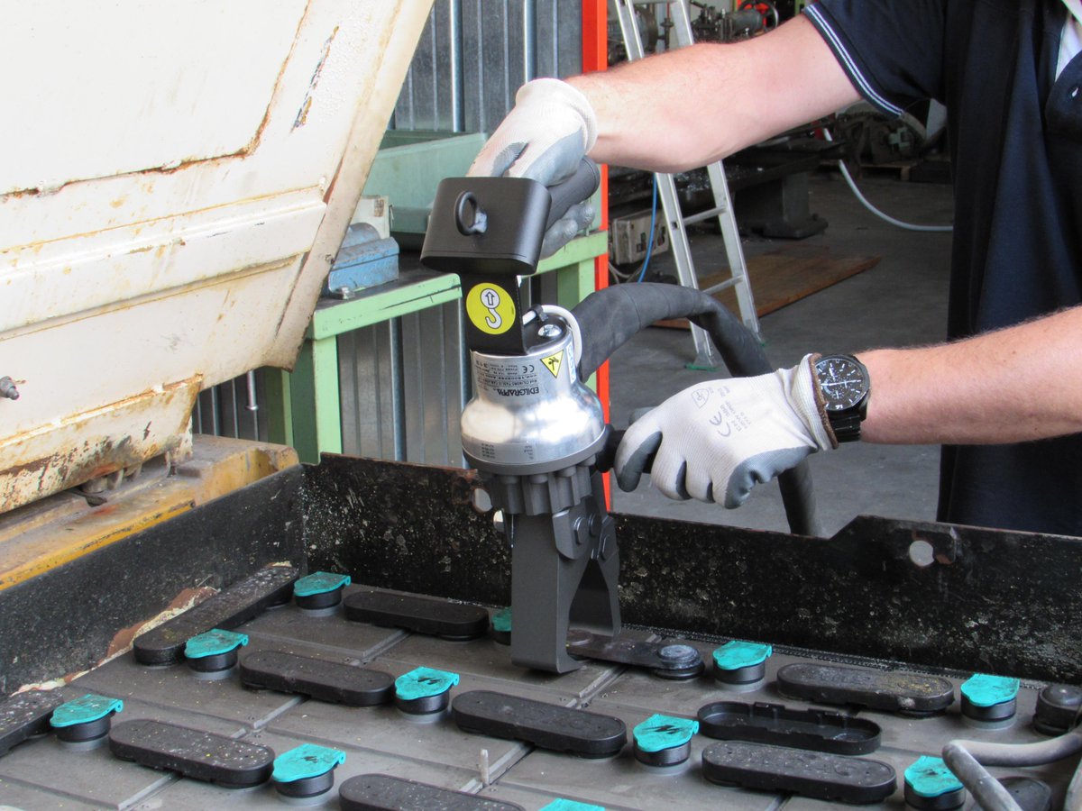 edilgrappa's tweet photo. Commissioned project: The battery connectors cutter TCB-5 http://t.co/sTTAzuWDLn