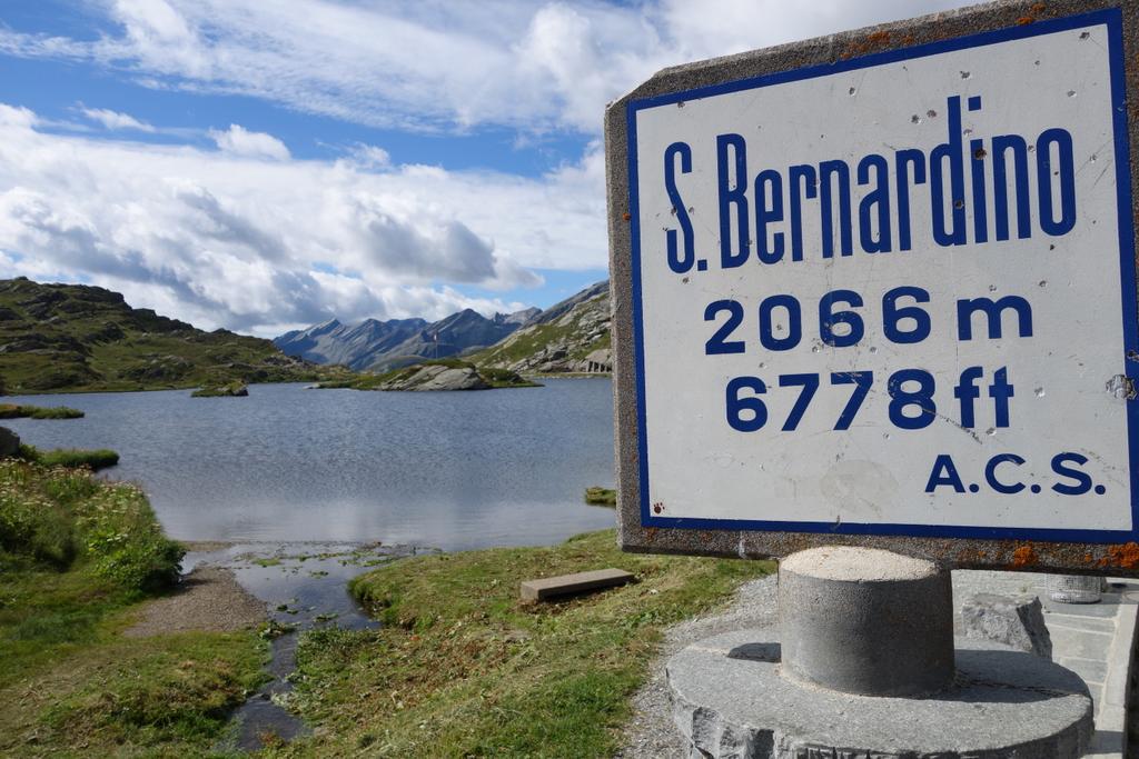 ZwitserseAlpen's tweet image. Uitstapjes met de auto of  #postbus. Vandaag de San Bernardino Pas. @Graubunden @MySwitzerlandNL @Alpenweerman #live