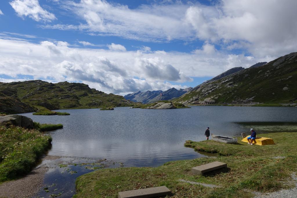 ZwitserseAlpen's tweet image. Uitstapjes met de auto of  #postbus. Vandaag de San Bernardino Pas. @Graubunden @MySwitzerlandNL @Alpenweerman #live