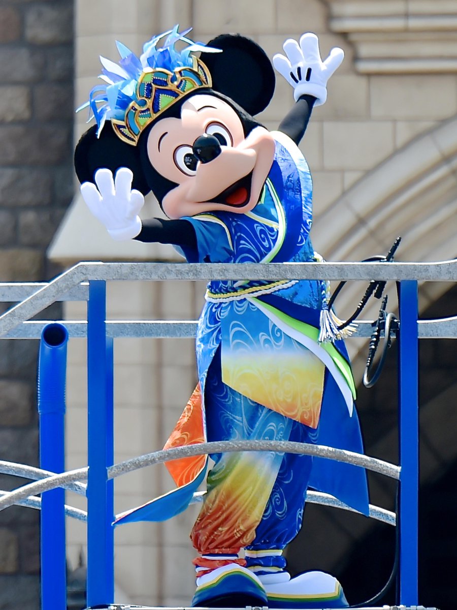 MezzoMikiD's tweet photo. ポーズを決めるミッキー！

と、それを見つめるミニーちゃん♡
http://t.co/NwRcyvke8i http://t.co/bs2No4ReFq