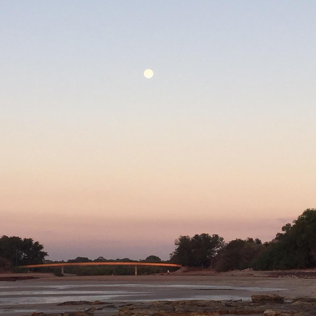 Moon rising over #rapidcreek got to love #DarwinNT in the dry season @DarNT @TopEndTweets #wellbeing