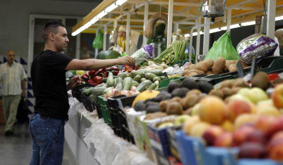 elpais_economia's tweet photo. El PIB español crece el 1% en el segundo trimestre gracias al tirón del consumo http://t.co/fYEo5Ybukz http://t.co/VjIIbnhZg0