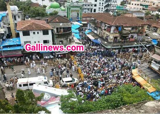 gallinews's tweet photo. #YaqoobMemon Ko Mahim Se #Marinline #NariyalWadi #Kabrastan Lejate Huye http://t.co/BCU1q9QxhA