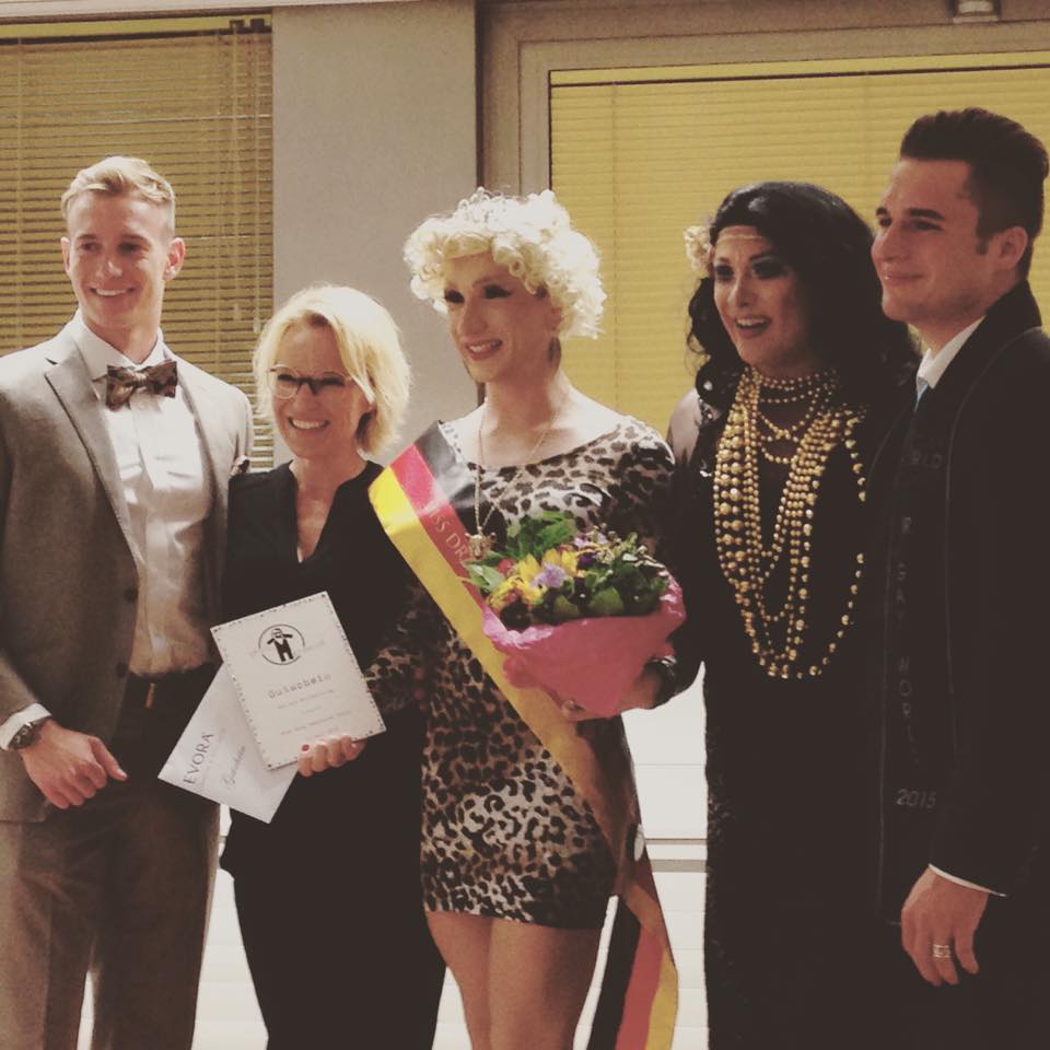 MeMeOlive's tweet photo. Als #MissDrag Rheinland-Pfalz jetzt pflichtbewusst auch bei Twitter vertreten :-* http://t.co/g8wCqJ0m89