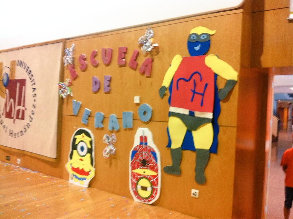 UniversidadMH's tweet photo. La Escuela de #Verano de la #UMH llega a su fin. Los niños llenan de color y música el aula Magna. http://t.co/sft4GnYjCB