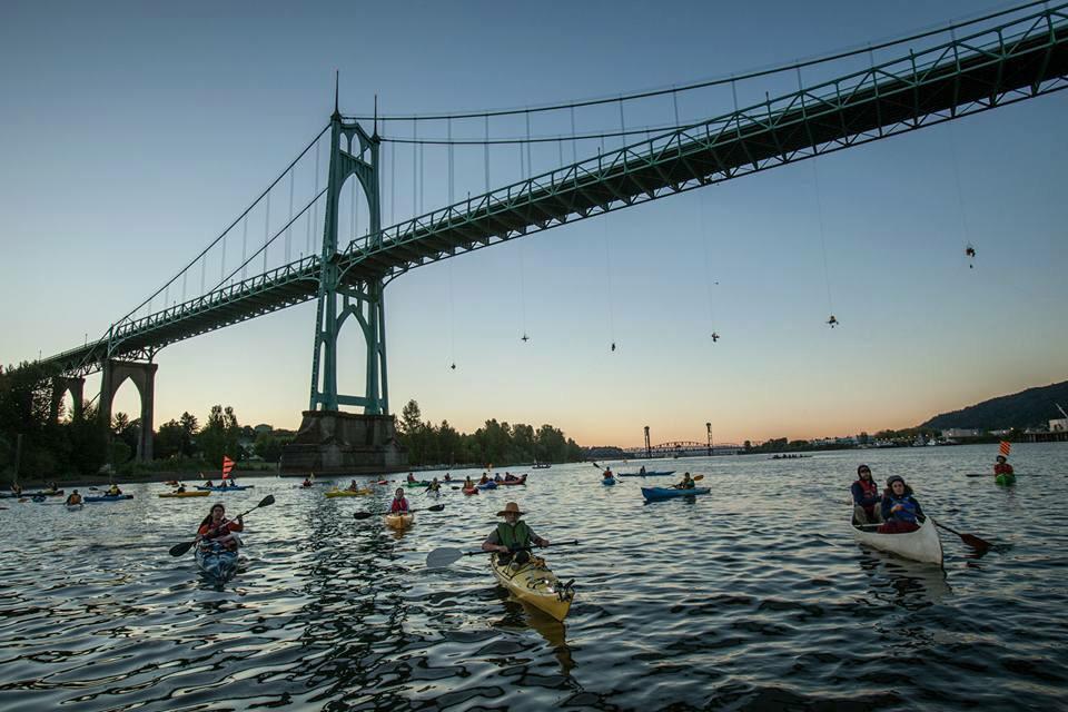 MikeHudema's tweet image. LIVE NOW: #Shell's icebreaker on the move. Climbers still blocking it. #ShellNo #PDXvsShell katu.com/news/live2