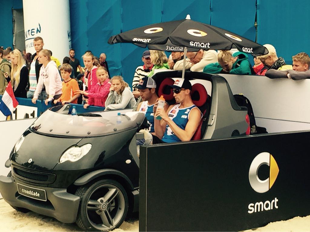 Meeuwsen: Gelukkig geen automaat, want dan was ik snel uitgeschakeld! RT<a href="/nlbeachvolley/">Beachvolleybal</a>: Even chillen in de wagen