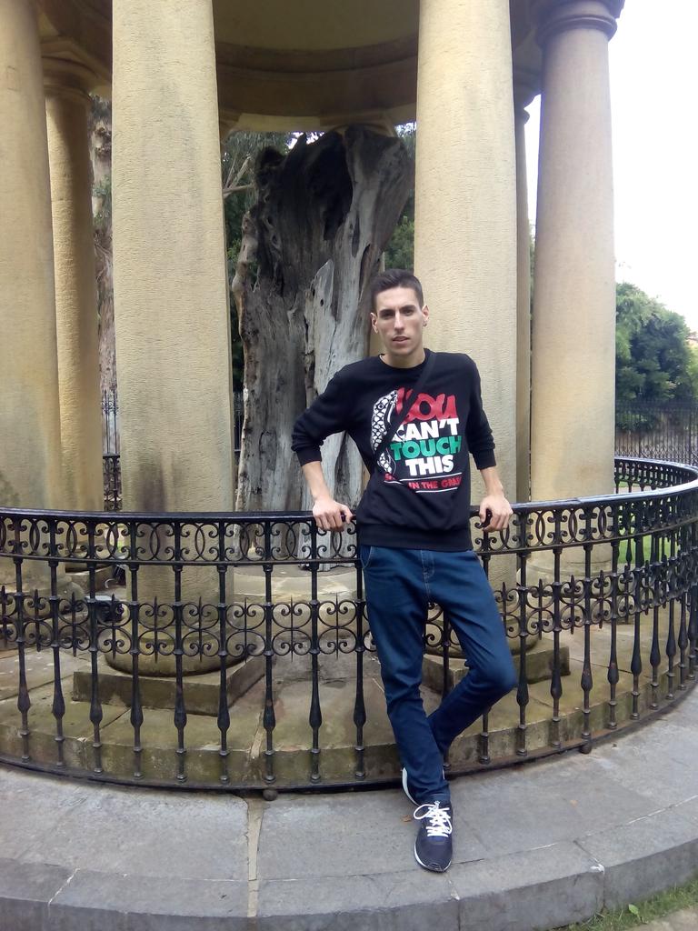 PepOnXx's tweet photo. El árbol de Gernika. http://t.co/ZLiad17W6w