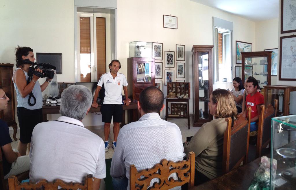 ecomaretona's tweet photo. Conferenza stampa di @ecomaretona al @msnstretto : @BeppeTamburino racconta del progetto! Correre per l'ambiente http://t.co/C6opSv1juU
