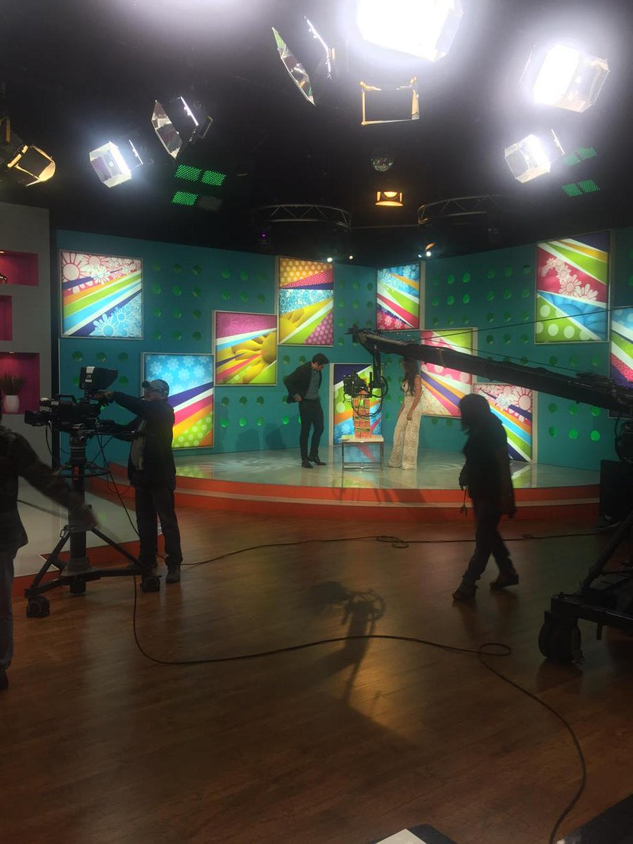 henriquezpenny's tweet photo. Clarisa y Robin detrás de la escena en @TuManana13. En un momento estoy con Uds. http://t.co/XVgPB90Q1I