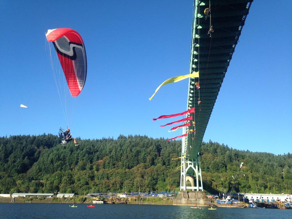 doyoucopyover's tweet image. By water, by rope, and by air, we are all here to say #youshellnotpass! This paraglider is incredible.