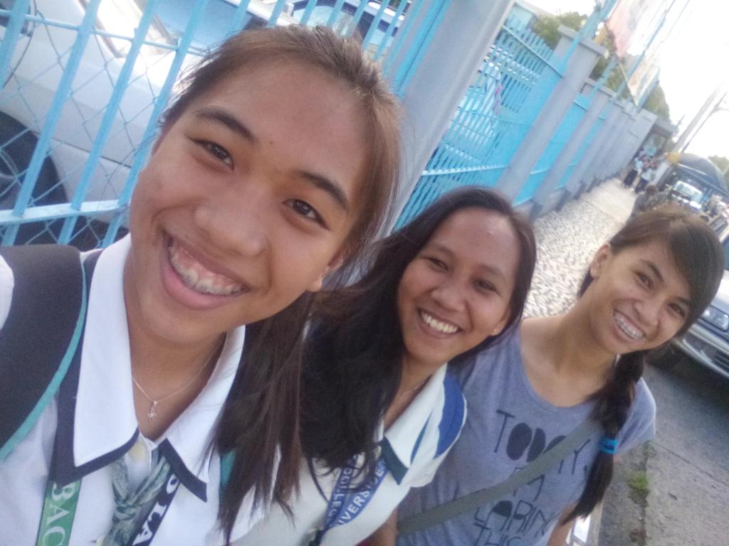 yanespayos's tweet photo. Went to UNO-R to meet her! MIA Vanessa hihi #3plets @Ayyza02 @AnjelaMarcelo http://t.co/nED9KOQdtf