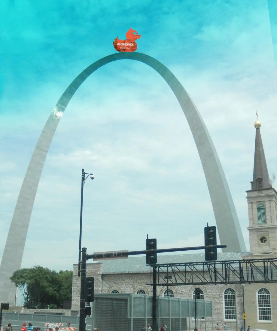 PuckMuckDuck's tweet photo. Lookin' #LikeABoss on the top of the Gateway Arch! #PUCKDAY http://t.co/Vfm05RMJsW http://t.co/OAKF3Bbmim