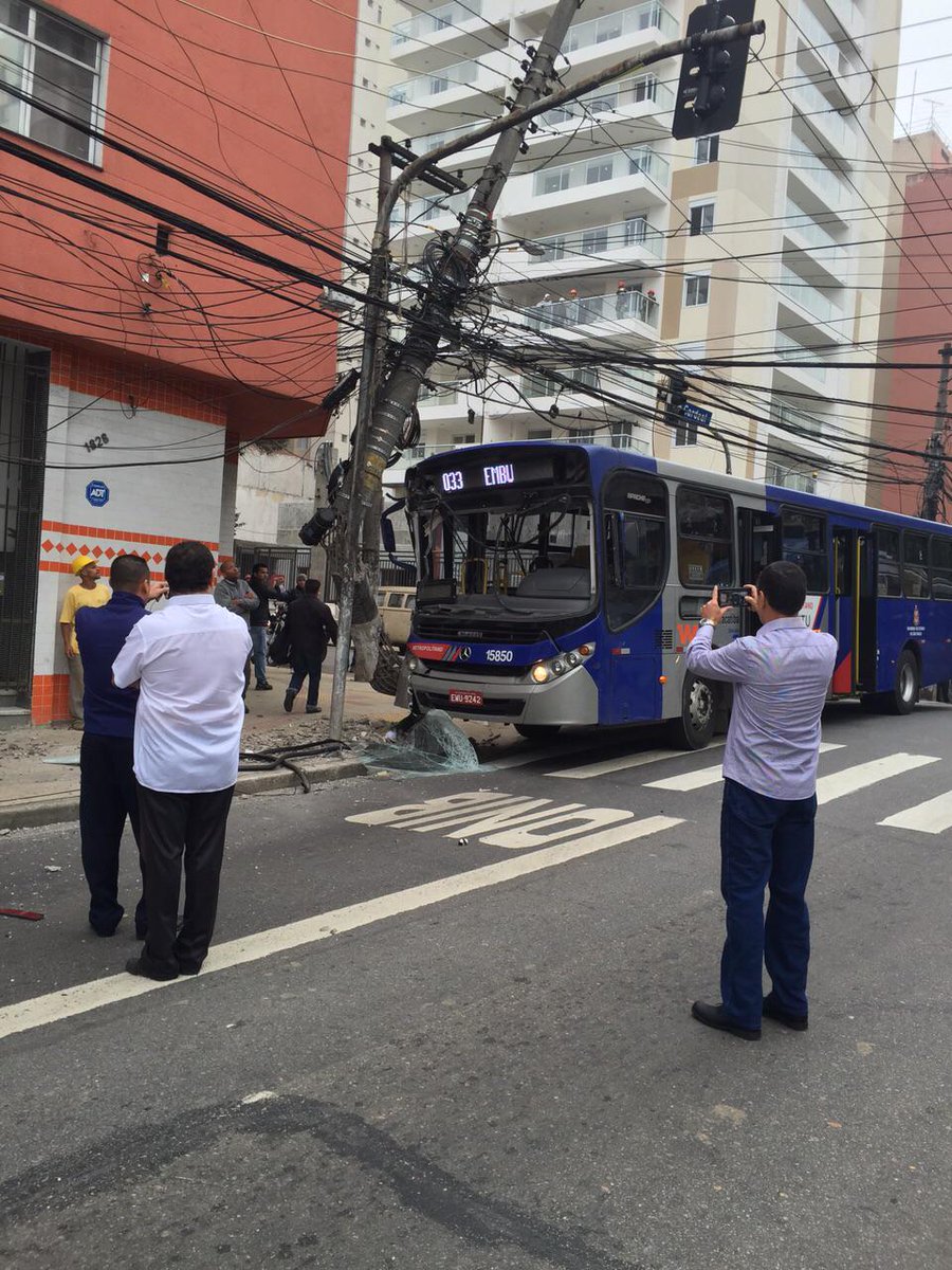 vcreporter's tweet photo. Ônibus destrói poste e deixa 1 pessoa ferida em Pinheiros, zona oeste de São Paulo #vcreporter http://t.co/lff55dgkVP http://t.co/WYzBuVnnZJ