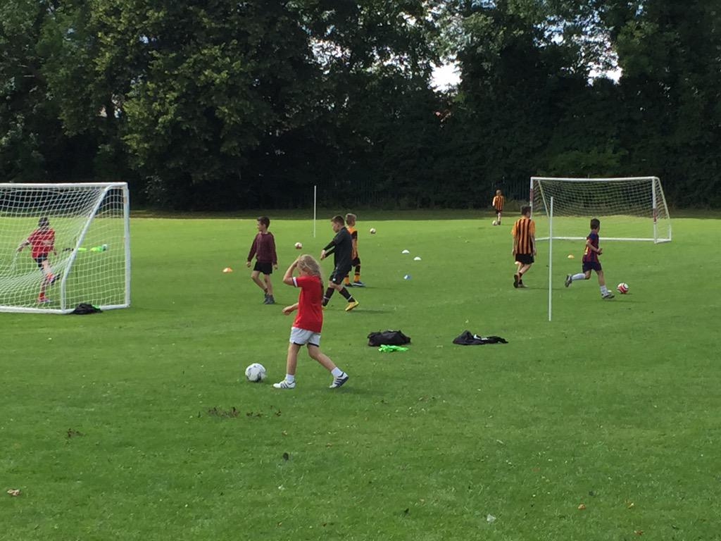 SPFootballCoac1's tweet photo. Great days coaching at Hessle recca today, kids were amazing with positive attitudes👍 great end to a great week http://t.co/ce0NYLAeCR