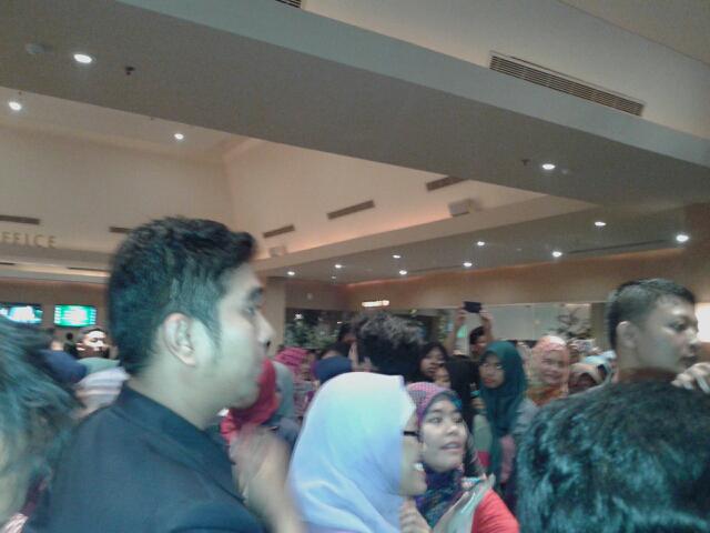 Luar biasa Mall Mega Bekasi hari ini Rameh! Utk Meet &amp; Greet dgb <a href="/bellaudyaa/">Laudya Cynthia bella</a> <a href="/realfedinuril/">Fedi Nuril</a>  #SurgaYangTakDirindukan