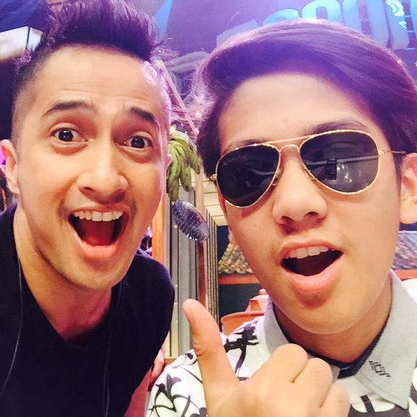 Pak ketu sempet foto aja Hahaha. Btw CAKEEPP KAAKK😭 <a href="/iqbaale/">iqbaal ramadhan</a> @irfanhakim #CJRAtDT3rongShowINDOSIAR