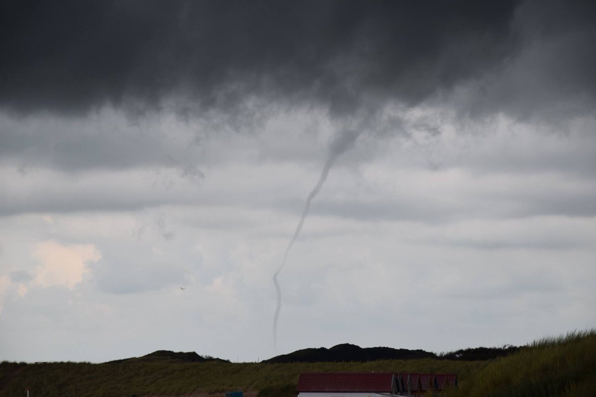Video: opnieuw #waterhoos in #Zeeland omroepzeeland.nl/nieuws/2015-07…