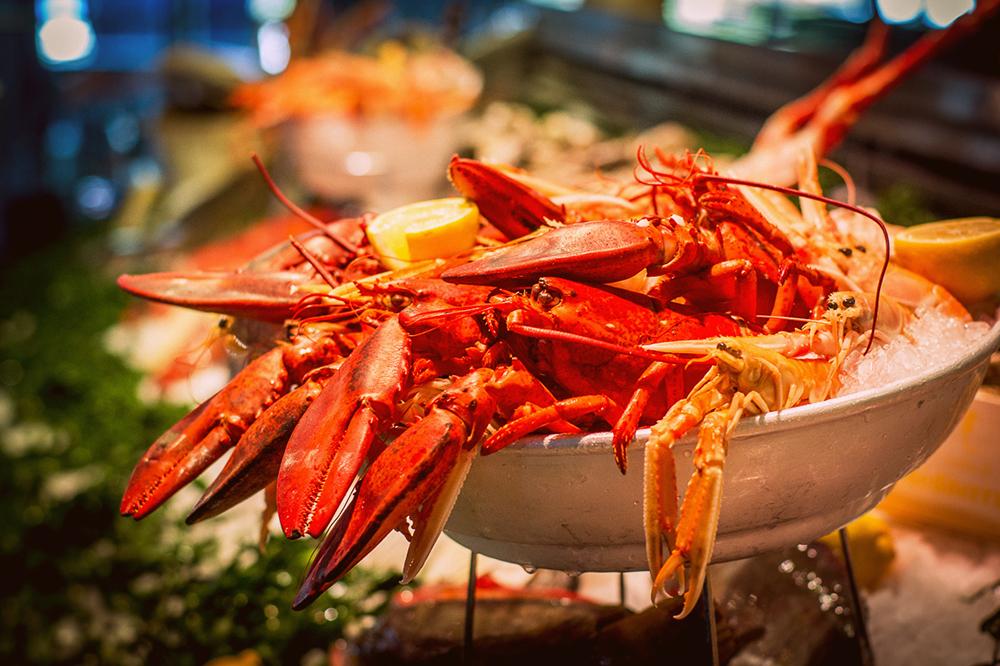 Het blijft onze klassieker: kreeft! Geserveerd met geklaarde boter of gegratineerd en geserveerd met haricots verts.