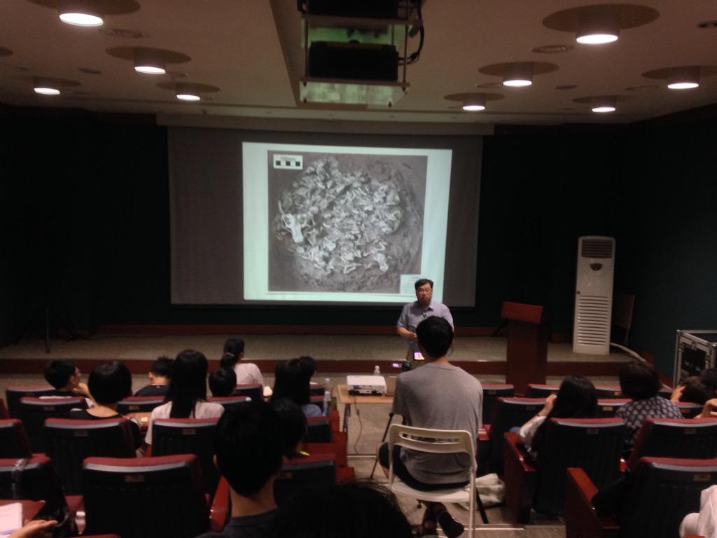 서대문자연사박물관 과학강연. 이정모 관장님의 핵심체크 자연사. 메르스를 종식시키고 휴가중에도 강연을 위해 나오신 관장님의 열강. 에어컨이 빵빵해서 피서가 딿 없네요.