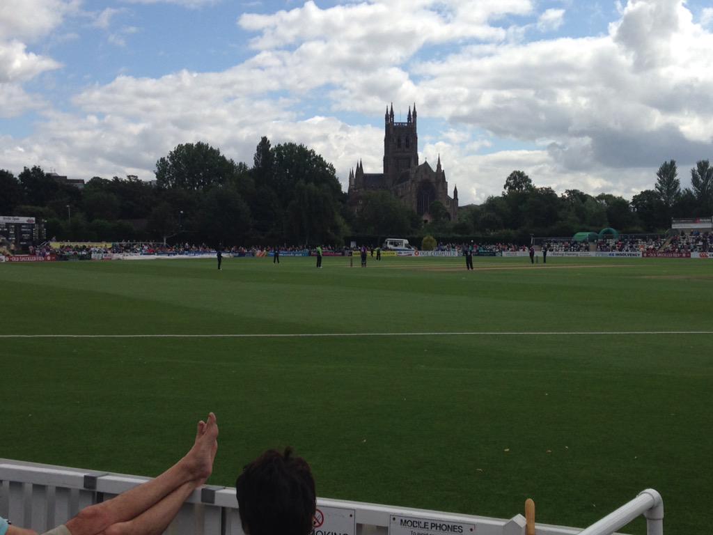 WorcsCCC's tweet photo. #feetup on a gorgeous day at New Road #WORvsYOR http://t.co/f627Qbei5A