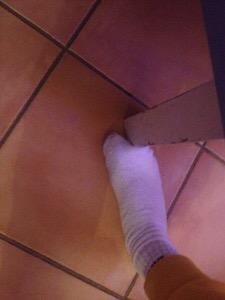 Diidou87's tweet image. Ce moment ou tu prend le pied dans la table 😭😲😢