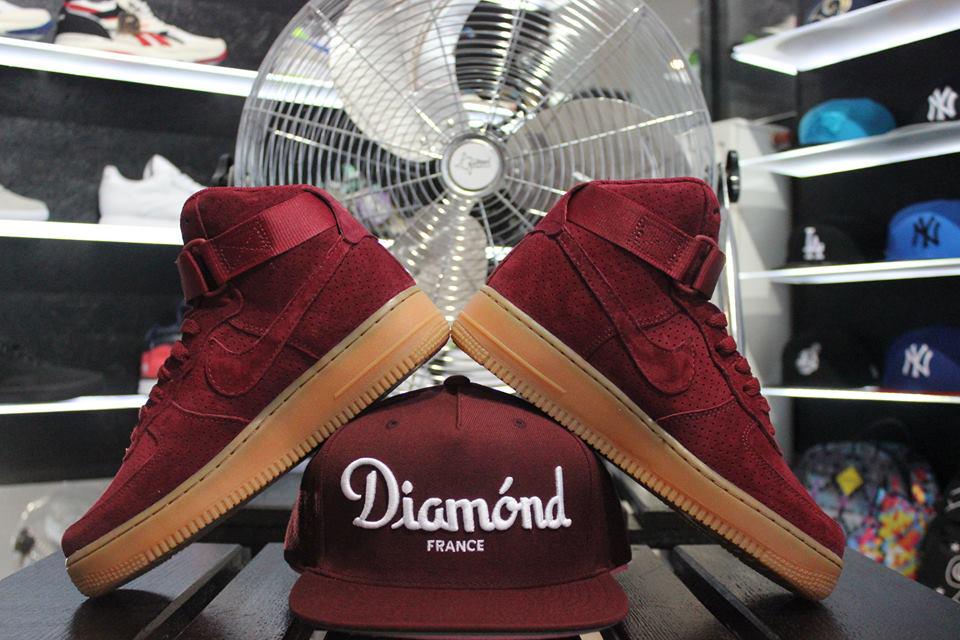 Senovazna6's tweet photo. Dnešní "bordeaux" pack! #senovazna6 #streetsportline #snapbackscz http://t.co/eHgyN6Stfm