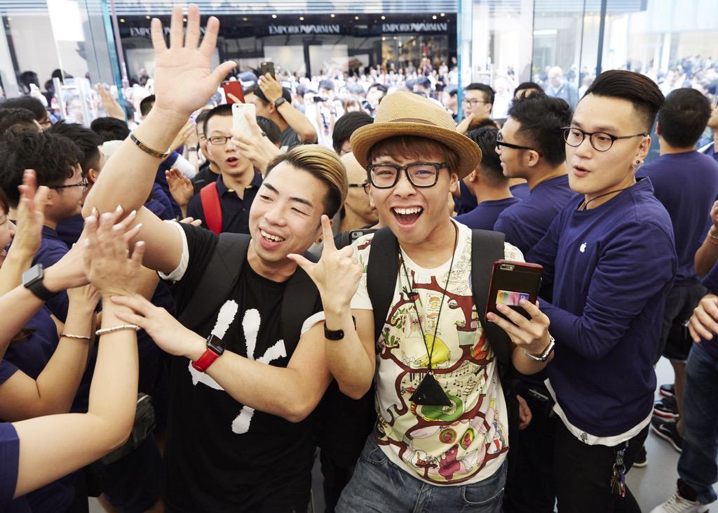 tim_cook's tweet image. Thank you to the thousands of Hong Kong customers who joined the celebration for our new store on Canton Road!