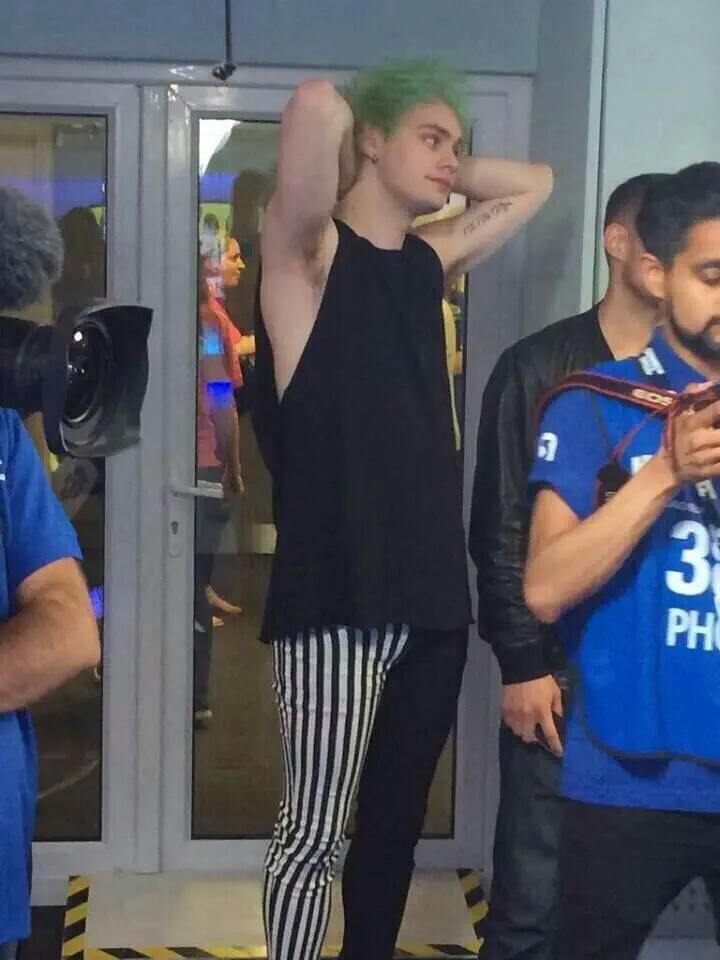 JMusicAlert's tweet image. Fav outfit of all the time 
I still die #MTVHottest 5SOS