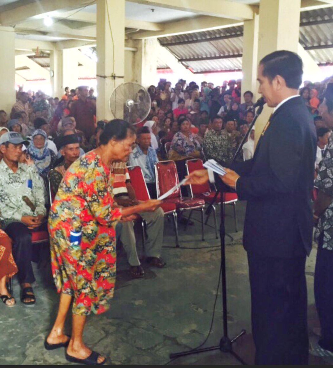 jokowi's tweet photo. Menyerahkan kartu perlindungan sosial kepada Ibu Tugi, nenek sepuh di Semarang. Harapan selalu ada -Jkw http://t.co/hrpT0ZCo3z