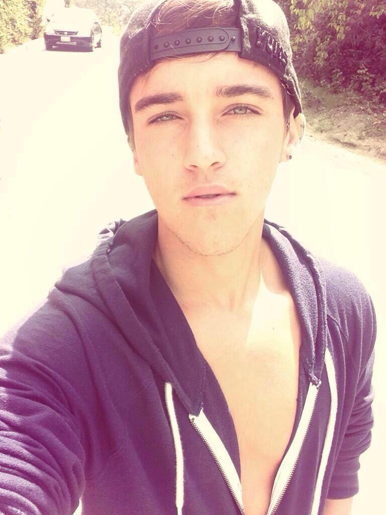 "<a href="/ayyeefuckboy/">Carter</a>: It's sunny as fuck☀️🔥 "  Madly in love. 😻