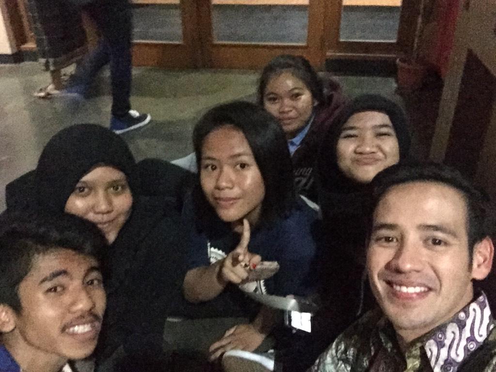 TarraBudiman's tweet photo. Nonton bareng @Kelas_NET bersama sahabat @pajriyahh @gunawan94_ @Meeelisaa04 @jenjeanee @syawallina_nda http://t.co/sCglS5PBM2