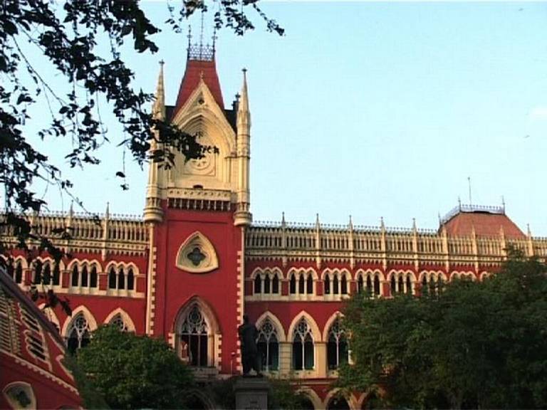 abpanandatv's tweet photo. #CartoonControversy #CalcuttaHC ব্যঙ্গচিত্রকাণ্ডে ক্ষতিপূরণ নিয়ে ফের আদালতে মুখ পুড়ল পুলিশের
http://t.co/IHFjnQlZ7M http://t.co/OWWHu2OKIl