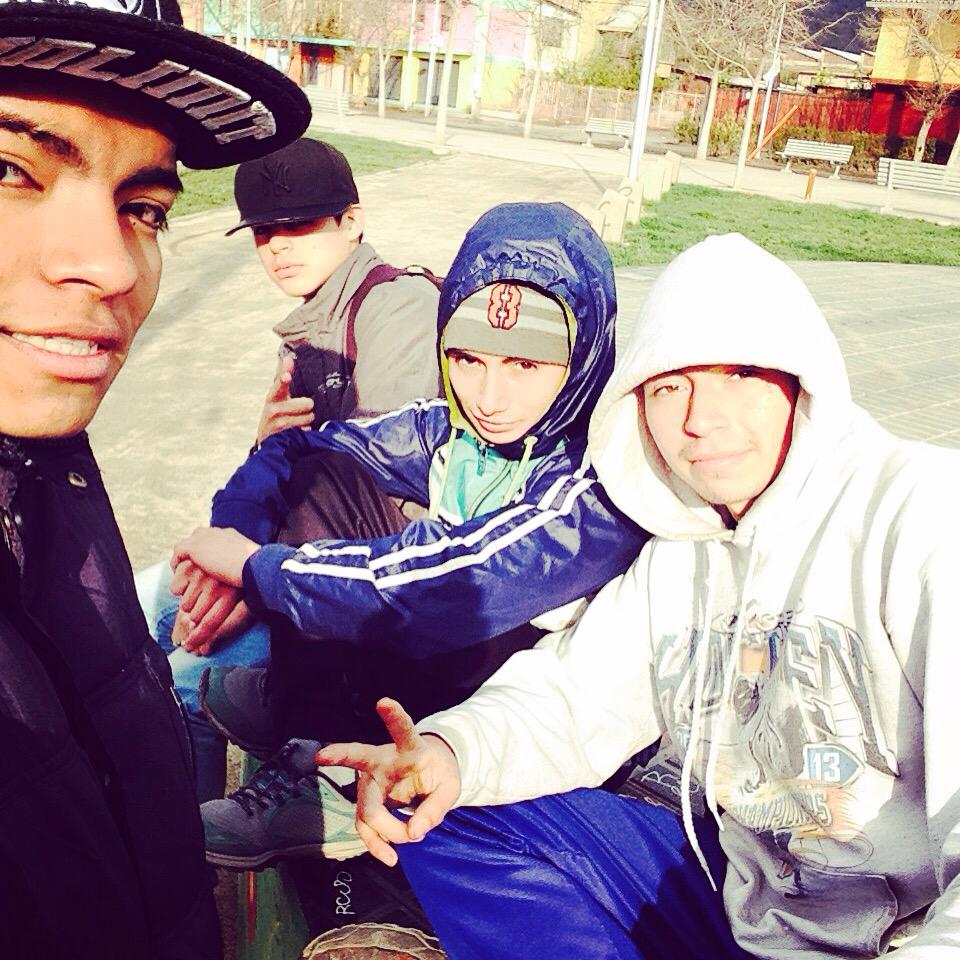 BboyDemian's tweet photo. Con los Fufurifleiva #recoleta #style #cobrias #anibal #elquesalva 😁 http://t.co/M5TEnxYvje