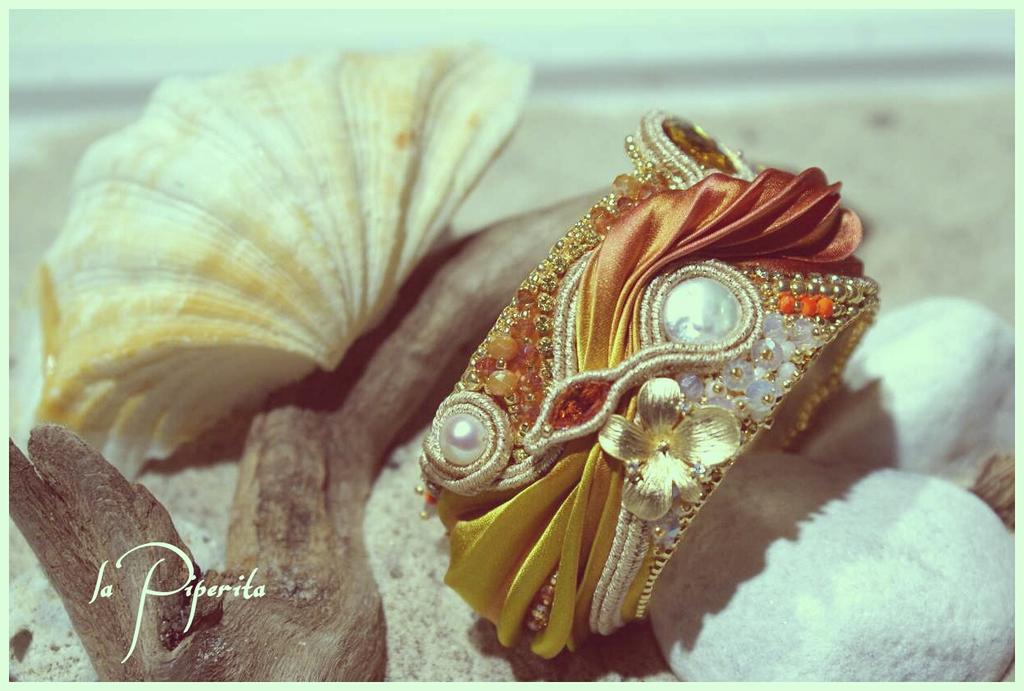 _veronicapapi_'s tweet photo. #bracelet #handmade #jewelry #silkshiboriribbon #beadembroidery #fashion #soutache #pearl #summer #lapiperita http://t.co/u4QQovPSDc