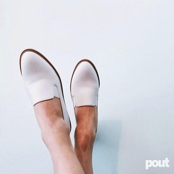 Mod white loafers 👟 via @poutapp #white #whiteshoes #whiteloafers #boatshoes #minimalism