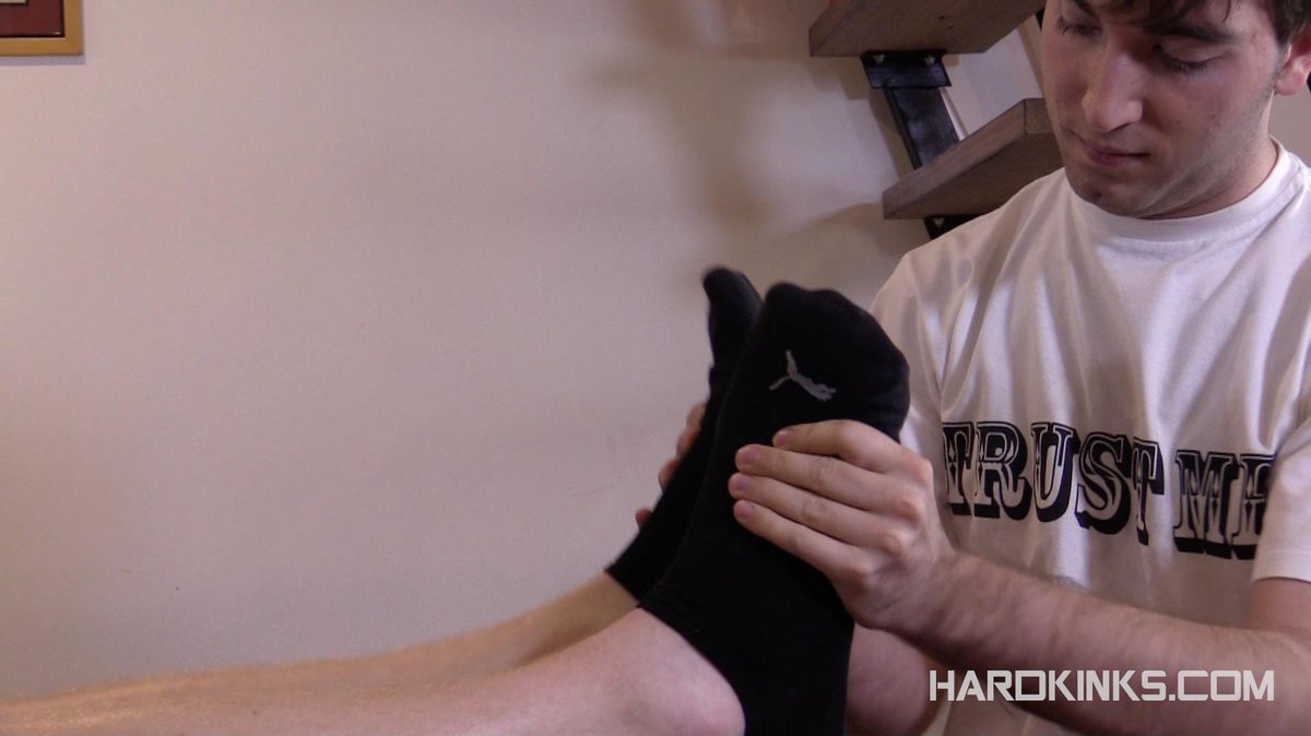 hardkinks's tweet photo. Massaging his master http://t.co/pr71AwOW9z @TylerRoding #slave7 #gayfeet #bdsm http://t.co/gyliml2His